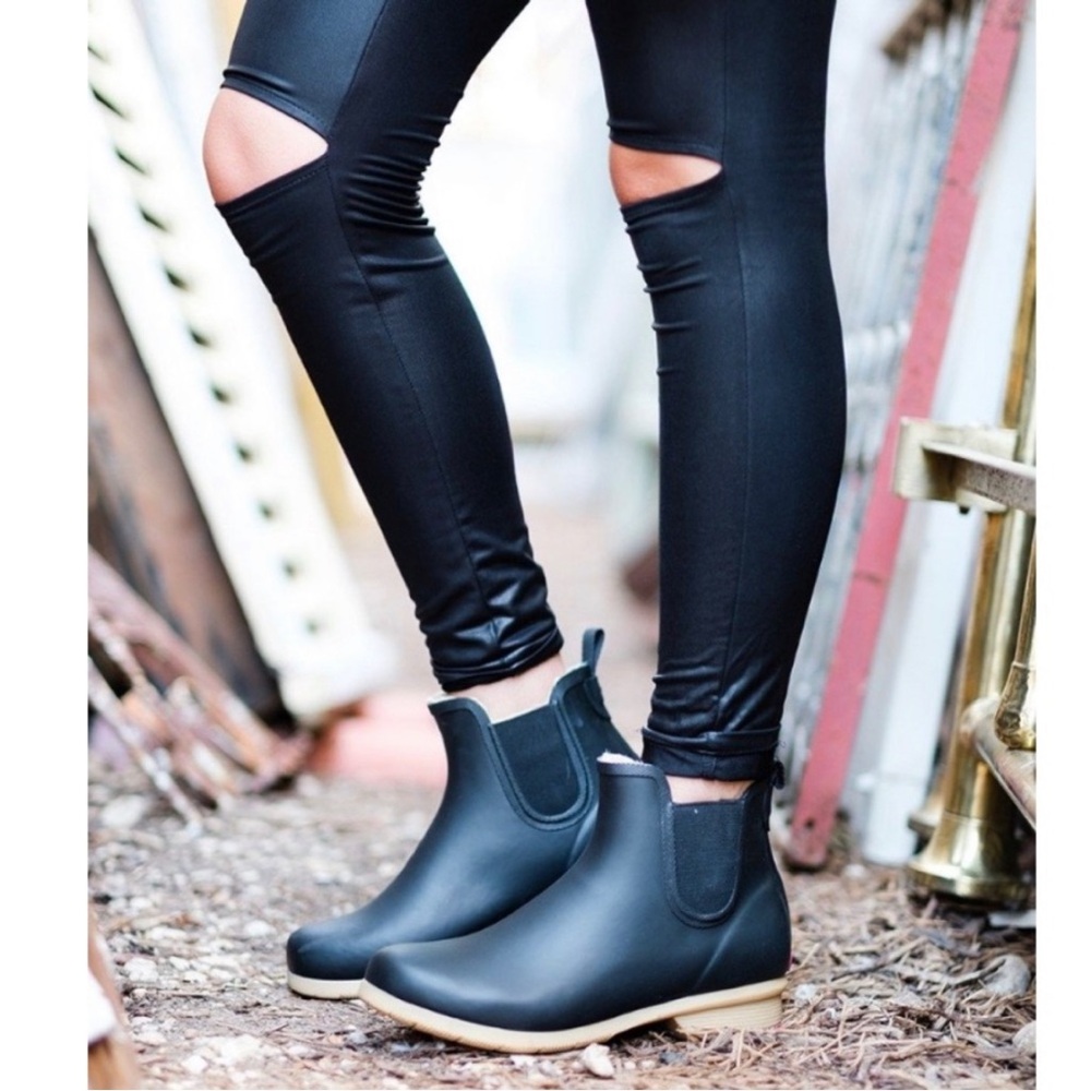 Chooka Bainbridge Chelsea Black
Ankle Rain Boot Size 7 Excellent condition